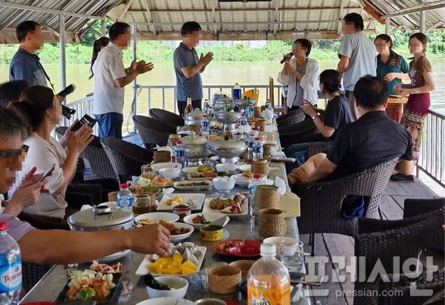 ▲ 안동시와 지역 농협 조합장들이 농촌 인력난 해소를 명분으로 외국인 계절근로자 도입 확대에 나섰지만, 정작 출장중 현장에서 외유성 행태가 드러나며 거센 비판에 직면했다. 사진은 담당 과장이 자리에서 일어나 노래를 부르자 한 농협 조합장이 박수를 치며 흥을 돋우는 모습. ⓒ 독자제공