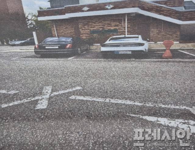 ▲해당 구역 위반 사진. 사진에는 과태료가 부과된 차량 옆자리에도 또 다른 차량이 주차돼 있다. 해당 사진은 안전신문고 앱을 통해 이 차량을 민원 접수한 시민이 촬영한 것으로 만약 옆 차량이 장애인 차량이 아니라면 이미 같은 장소에서 2건이 있는 셈이다. ⓒ제보자 제공