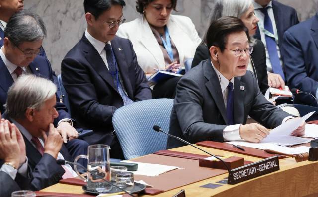 ▲이재명 대통령이 24일(현지시간) 미국 뉴욕 유엔본부에서 안전보장이사회 공개토의를 주재하고 있다. 왼쪽은 안토니우 구테흐스 사무총장. ⓒ연합뉴스