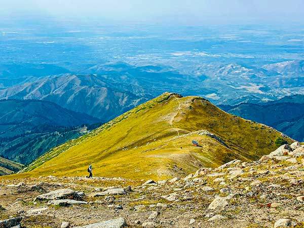 파노라마봉에서니 북쪽으로는 카자흐스탄 대평원이 펼쳐지고 능선 위에는 오렌지색의 아담한 파노라마헛이 보였다.