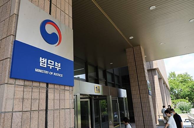 경기 과천에 있는 법무부 청사 전경. 이재명정부 출범 후 정성호 장관의 진두지휘 아래 검찰 개혁 작업이 한창이다. 연합뉴스