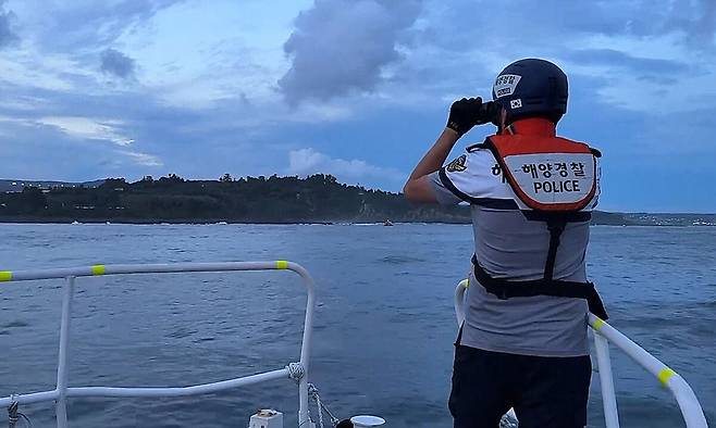 실종자 수색하는 해경. 서귀포해양경찰서 제공