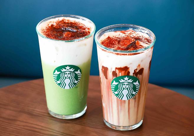 스타벅스 블랙 글레이즈드 라떼(오른쪽)과 말차 글레이즈드 티 라떼. 스타벅스 제공