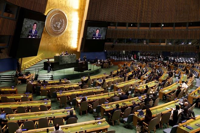 이재명 대통령이 23일(현지시간) 미국 뉴욕 유엔본부 총회장에서 취임 후 첫 유엔 기조연설을 하고 있다. 북한 측 인사 1~2명도 자리를 지키며 약 20분간 이어진 연설을 들었다. 뉴욕 로이터 연합뉴스
