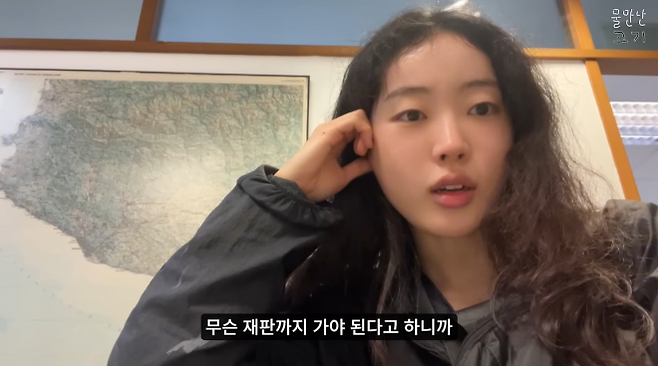 스페인 여행에서 렌터카를 빌렸다가 차량털이 도난범죄를 당한 유튜버가 피해 신고를 위해 방문한 바르셀로나 한 경찰서에서 재판까지 가야 폐쇄회로(CC)TV를 확인할 수 있는 상황에 대해 말하고 있다. 유튜브 채널 ‘물만난고기’ 캡처