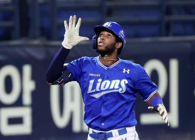 홈런 세리머니 하는 디아즈 - 홈런과 타점 부문 1위를 달리고 있는 삼성 라이온즈 4번 타자 르윈 디아즈. 연합뉴스