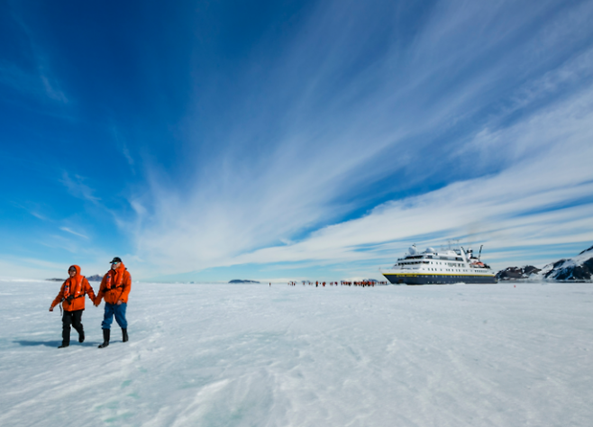 남극을 걷는 관광객들. 기사와 관계 없는 자료사진