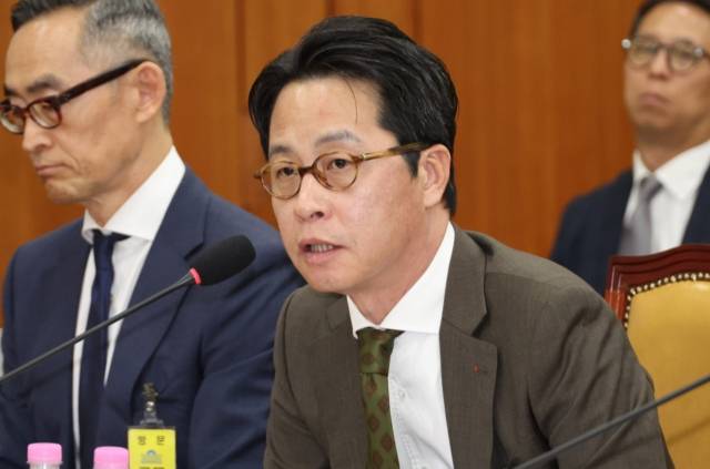 조좌진 롯데카드 대표이사가 24일 국회 과학기술정보방송통신위원회에서 열린 통신·금융 대규모 해킹 사고 관련 청문회에서 위원 질의에 답하고 있다. 연합뉴스