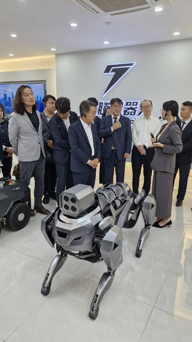 김동연 경기도지사와 '경기도 AI리더스'들이 23일 저녁(현지시각) 중국 충칭시 세븐스 로보틱스를 찾아 시제품 로봇들을 살펴보고 있다. 사진 = 손대선 기자