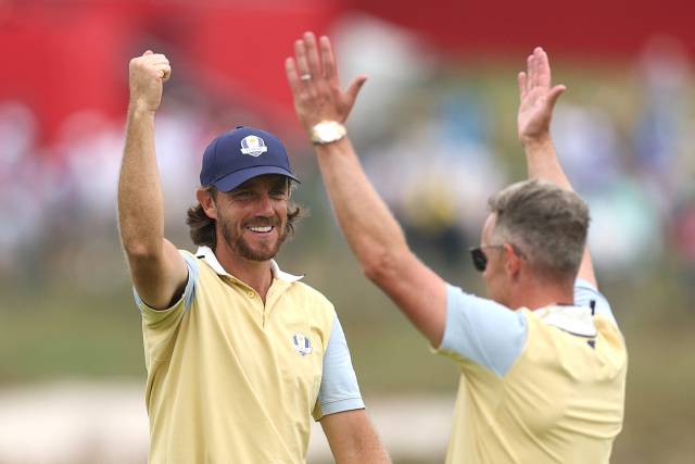 연습 라운드 중 토미 플리트우드(왼쪽)의 멋진 플레이에 환호를 보내는 유럽팀 단장 루크 도널드. AFP연합뉴스