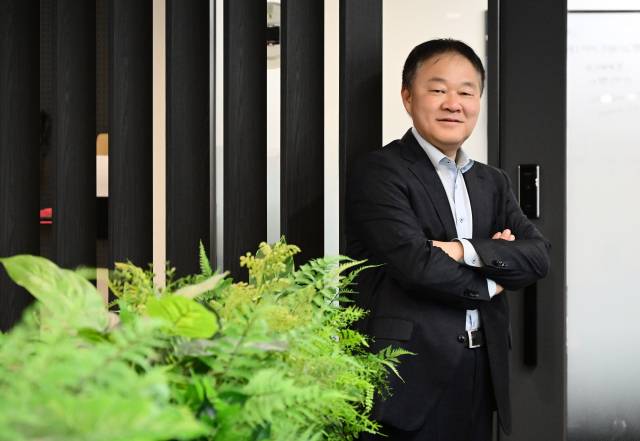 김학균 신영증권 리서치센터장이 서울경제신문과 인터뷰를 마친 후 사무실 앞에서 포즈를 취하고 있다. 권욱 기자
