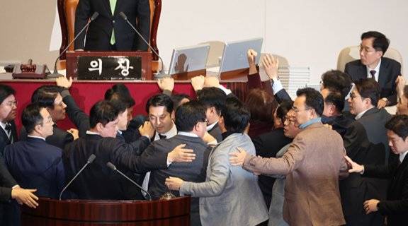 지난해 12월 27일 서울 여의도 국회에서 열린 임시회 제2차 본회의에서 국무총리(한덕수) 탄핵소추안 의결정족수와 관련해 국민의힘 의원들과 더불어민주당 의원들이 몸싸움을 벌이고 있다. 뉴시스