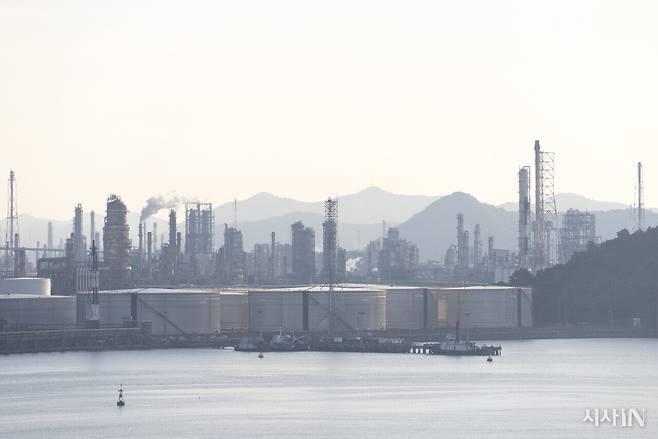 국내 3대 석유화학단지 중 하나인 여수국가산단 전경. 석유화학 산업 불황으로 공장 굴뚝에 연기가 보이지 않는다. ⓒ시사IN 이명익