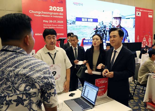지난 5월27일 인도네시아 수출상담회에서 김태흠지사가 바이어와 이야기를 나누고 있다. ⓒ충남도 제공