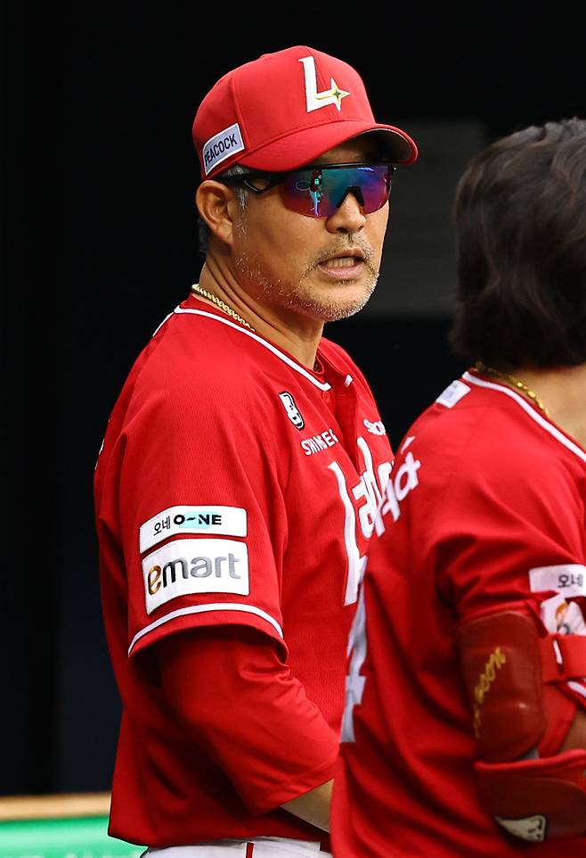 이숭용 SSG 감독은 올 시즌 출산 휴가를 다녀온 선수들의 활약에 “그게 가족의 힘이지 않겠는가”라며 웃었다. 에이스 드류 앤더슨과 중심타자 기예르모 에레디아는 구단의 배려 속에 활약을 이어가고 있다. 뉴시스