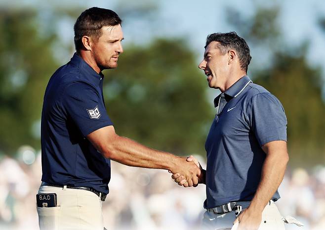 로리 매킬로이(오른쪽)와 브라이슨 디섐보가 지난 4월 14일 마스터스 토너먼트 최종 라운드를 마친 뒤 악수하고 있다. 게티이미지코리아