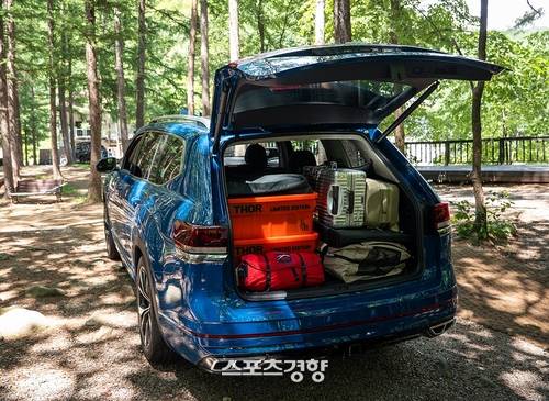 가을 맞은 캠퍼들 사이에서 ‘폭스바겐 아틀라스’가 큰 인기를 얻고 있다. 캠퍼들이 좋아할 구동력, 적합한 내부 설계, 주형 편의성 모두를 갖추었기 때문이다.