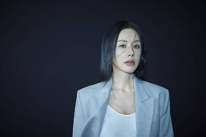 ENA 드라마 ‘금쪽같은 내 스타’에서 봉청자(임세라) 역을 연기한 배우 엄정화. 사진 에일리언컴퍼니