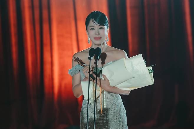 ENA 드라마 ‘금쪽같은 내 스타’에서 봉청자(임세라) 역을 연기한 배우 엄정화 출연장면. 사진 KT스튜디오지니