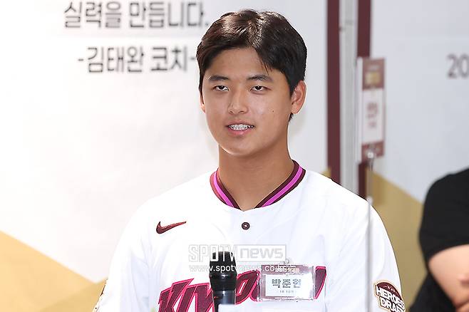 ▲ 24일 키움과 연봉 7억 원에 신인 계약을 마친 박준현 ⓒ곽혜미 기자