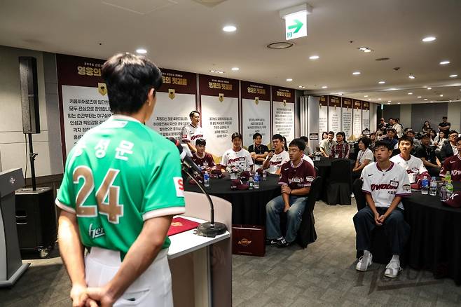 송성문이  2026 키움 신인 선수들 앞에서 메시지를 전하고 있다. /사진=키움 히어로즈 제공