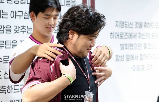 [영상]'박석민 장난기는 저리 가세요' 모자로 남편 놀리는 아내 이은정 씨