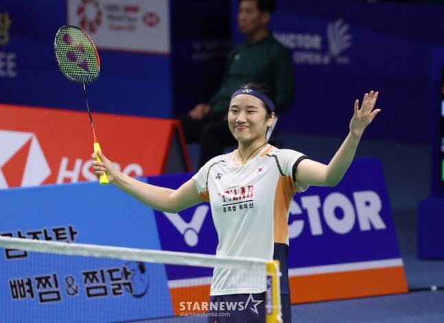 승리 후 팬들의 호응을 유도하고 있는 안세영. /사진=김진경 대기자