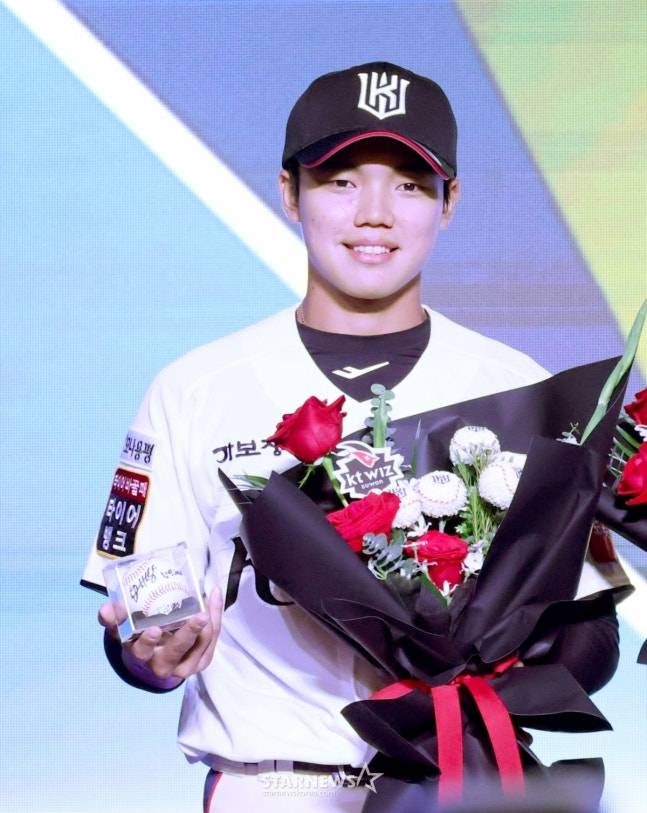 신인 드래프트에서 KT의 지명을 받고 유니폼을 입고 미소를 짓고 있는 임상우. /사진=김진경 대기자