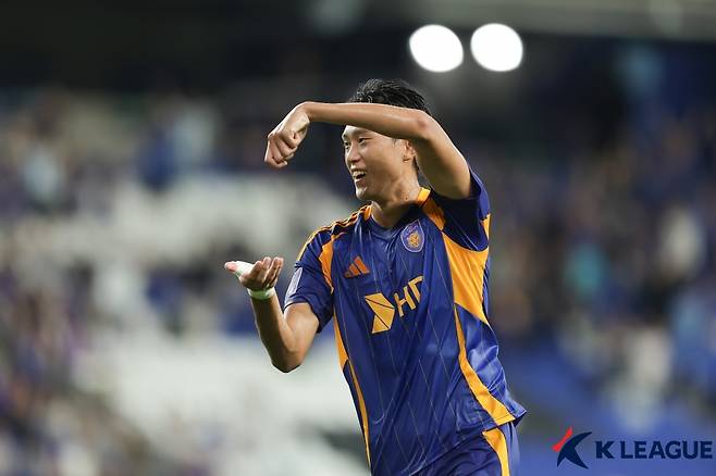 울산 HD 공격수 허율이 지난 17일 울산 문수축구경기장에서 열린 2025~2026 아시아축구연맹(AFC) 챔피언스리그 엘리트(ACLE) 1차전 청두 룽청전에서 골을 넣은 뒤 골 세리머니를 하고 있다. /사진=한국프로축구연맹 제공