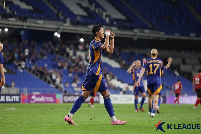 울산 HD 공격수 허율이 지난 17일 울산 문수축구경기장에서 열린 2025~2026 아시아축구연맹(AFC) 챔피언스리그 엘리트(ACLE) 1차전 청두 룽청전에서 골을 넣은 뒤 골 세리머니를 하고 있다. /사진=한국프로축구연맹 제공