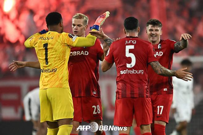 25일(한국시간) 독일 프라이부르크의 유로파 파크 슈타디온에서 열린 2025~2026 유럽축구연맹(UEFA) 유로파리그 리그 페이즈 1차전에서 바젤을 꺾고 기뻐하고 있는 프라이부르크 선수들. /AFPBBNews=뉴스1