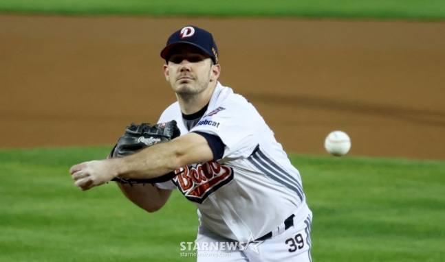 2025 신한 SOL Bank KBO리그 두산 베어스 대 한화 이글스 경기가 25일 서울 잠실야구장에서 열렸다.  두산 선발 잭로그가 역투하고 있다. /사진=김진경 대기자