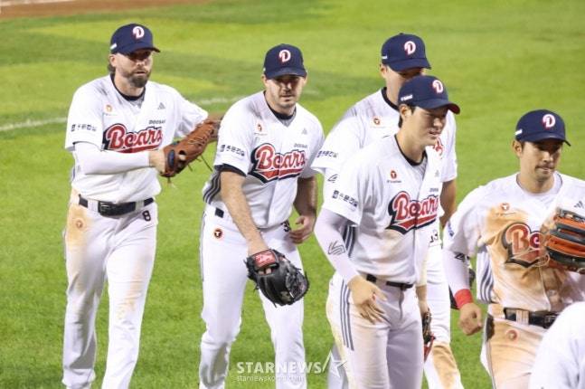 2025 신한 SOL Bank KBO리그 두산 베어스 대 한화 이글스 경기가 25일 서울 잠실야구장에서 열렸다.  두산 선발 잭로그가 8회초 2사 1,3루에서 한화 리베라토를 아웃 처리한 후 동료들의 환영을 받고 있다. /사진=김진경 대기자