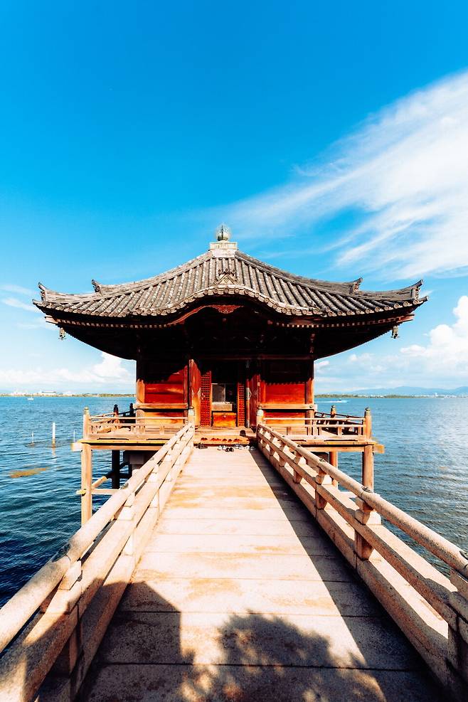 물 위에 떠 있는 전각, 우키미도