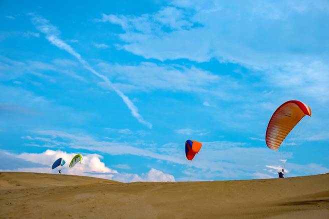 돗토리 사구에서 즐기는 패러글라이딩