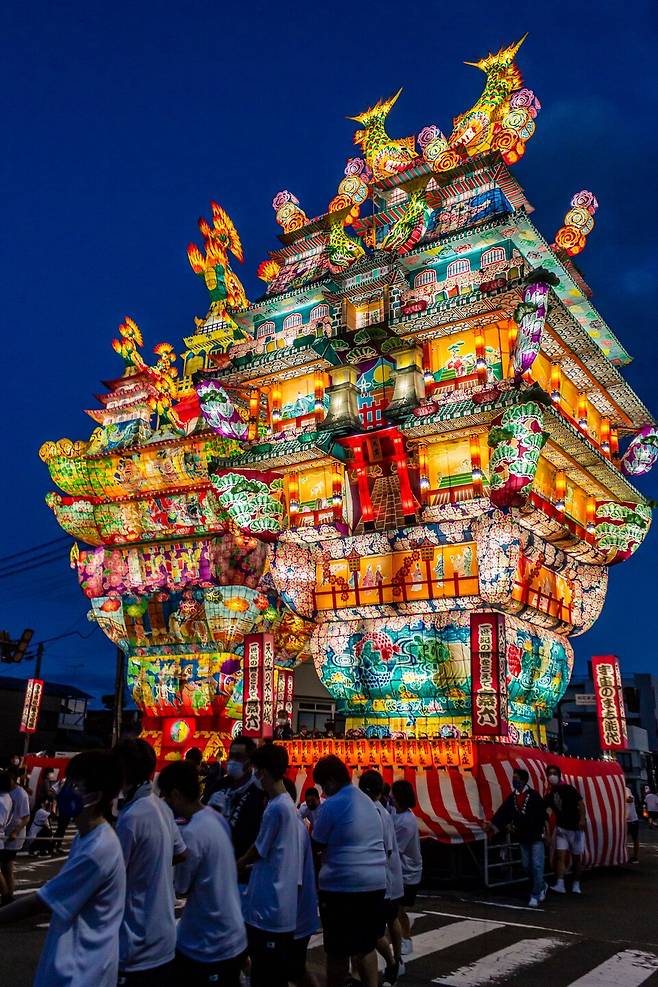 아키타 노시로시의 '천공의 불야성' 등롱