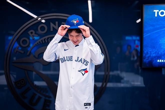 장충고 우완투수 문서준이 25일 캐나다 온타리오주 토론토에 위치한 로저스센터에서 미국 메이저리그 토론토 블루제이스와 계약금 150만 달러(약 21억원)에 정식 계약을 체결했다. 리코스포츠에이전시