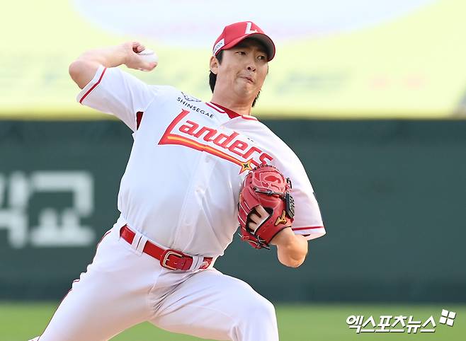 13일 오후 인천SSG랜더스필드에서 열린 '2025 신한 SOL Bank KBO리그' NC 다이노스와 SSG 랜더스의 경기, 1회초 SSG 선발투수 문승원이 공을 힘차게 던지고 있다. 엑스포츠뉴스 DB
