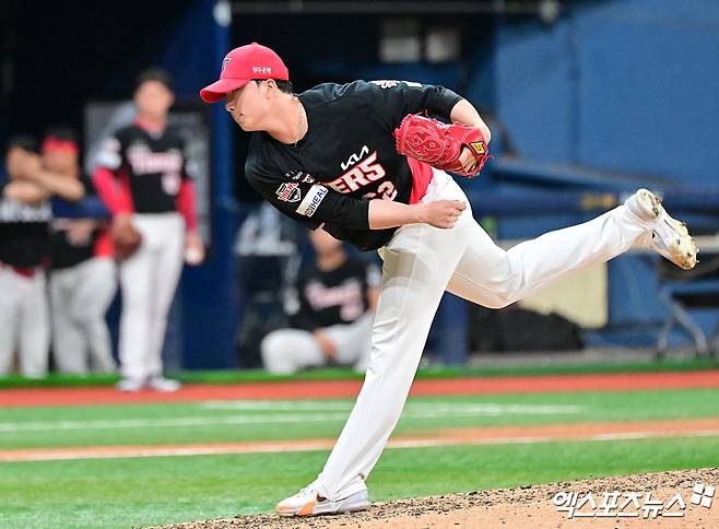 24일 오후 서울 구로구 고척스카이돔에서 열린 '2025 신한 SOL Bank KBO리그' KIA 타이거즈와 키움 히어로즈의 경기, 9회말 KIA 정해영이 공을 힘차게 던지고 있다. 엑스포츠뉴스 DB