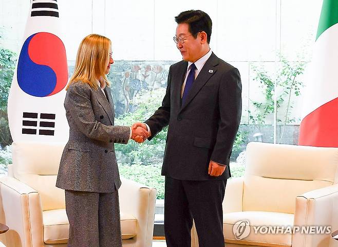 이재명 대통령, 한-이탈리아 정상회담 (뉴욕=연합뉴스) 한상균 기자 = 이재명 대통령과 조르자 멜로니 이탈리아 총리가 24일(현지시간) 미국 뉴욕 주유엔대한민국대표부에서 정상회담에 앞서 악수하고 있다. 2025.9.24 xyz@yna.co.kr