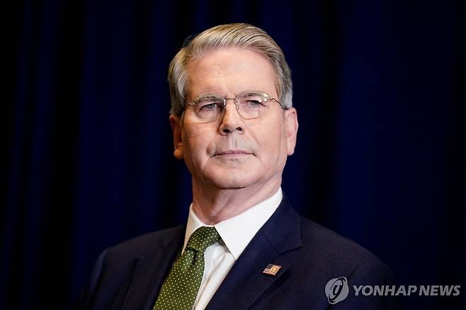 23일(현지시간) 미-아르헨티나 정상 회동에 동석한 스콧 베선트 미 재무장관 [뉴욕 로이터=연합뉴스. 재판매 및 DB 금지]