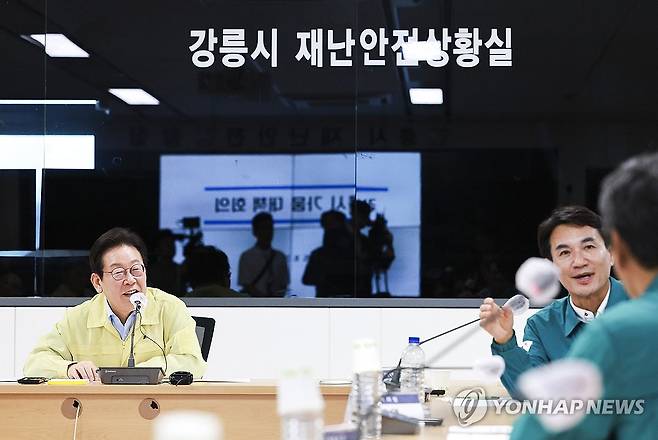 강릉 가뭄 대책 회의, 발언하는 이재명 대통령 (강릉=연합뉴스) 홍해인 기자 = 이재명 대통령이 30일 강원 강릉시청 재난안전상황실에서 열린 가뭄 대책 회의에서 발언하고 있다. 2025.8.30 [대통령실통신사진기자단] hihong@yna.co.kr