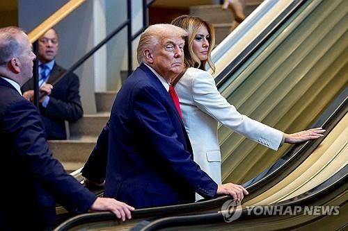 도널드 트럼프 미국 대통령 부부가 탄 뒤 멈춰선 에스컬레이터 [로이터 연합뉴스 자료사진. 재판매 및 DB 금지]