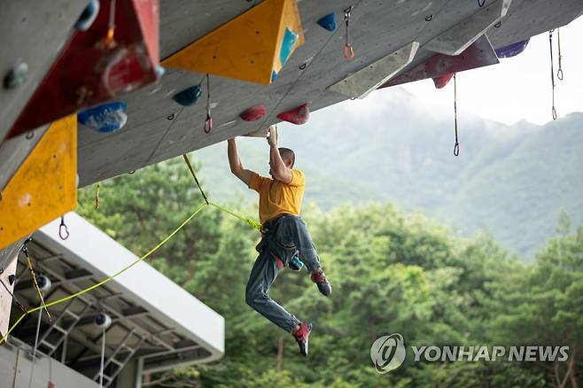 산악영화제 무대서 열린 클라이밍대회 (울산=연합뉴스) 6일부터 10일까지  을산시 울주군에서 국내 유일 국제산악영화제인 제4회 울주세계산악영화제가 열리고 있는 가운데 8일 영화제 메인 무대 옆에 있는 영남알프스 국제클라이밍센터에서는  제5회 울주군수기 전국 스포츠클라이밍대회가 개최돼 눈길을 끌었다. 2019.9.9 [울주세계산악영화제 제공.재판매 및 DB 금지] young@yna.co.kr