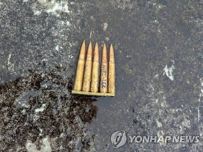 총격 용의자 조슈아 얀이 소지했던 '안티 ICE' 문구가 적힌 탄환 (댈러스 로이터=연합뉴스) 24일(현지시간) 미국 텍사스 댈러스의 이민세관단속국(ICE) 건물을 향해 조준 사격을 한 뒤 스스로 목숨을 끊은 조슈아 얀이 소지했던 탄환. 2025.9.24 photo@yna.co.kr [@FBIDirectorKash via X]