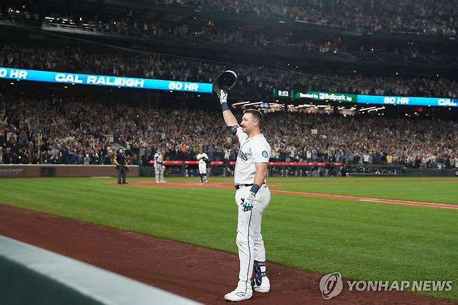 60홈런 달성 이후 팬들 환호에 답하는 칼 롤리 [AP=연합뉴스]
