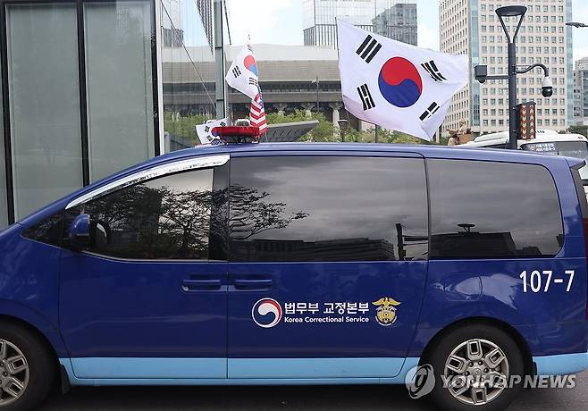 특검 소환되는 김건희 (서울=연합뉴스) 신준희 기자 = 김건희 여사가 탑승한 호송차가 25일 민중기 특별검사팀 사무실이 마련된 서울 종로구 KT광화문빌딩으로 들어가고 있다. 2025.9.25 hama@yna.co.kr