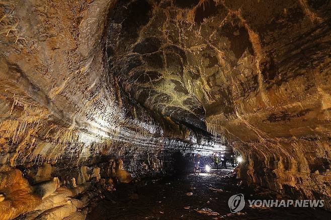 '세계 최고 지하 비경' 제주 용천동굴 (제주=연합뉴스) 박지호 기자 = 국가유산 방문의 해를 맞아 제주시 구좌읍 월정리 용천동굴이 25일 제주도 세계유산본부 안내로 언론에 특별공개됐다. 
    사진은 이날 용천동굴 내부의 모습. 2025.9.25 jihopark@yna.co.kr
