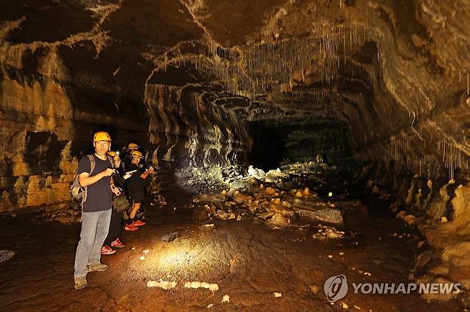 '세계 최고 지하 비경' 제주 용천동굴 (제주=연합뉴스) 박지호 기자 = 국가유산 방문의 해를 맞아 제주시 구좌읍 월정리 용천동굴이 25일 제주도 세계유산본부 안내로 언론에 특별공개됐다. 
    사진은 이날 용천동굴 내부의 모습. 2025.9.25 jihopark@yna.co.kr