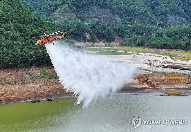 '최악 가뭄' 강릉 물 공급에 헬기까지 투입 (강릉=연합뉴스) 양지웅 기자 = 5일 최악의 가뭄 사태가 이어지는 강원 강릉시 주 상수원인 오봉저수지에서 산불 진화 헬기가 저수율을 높이고자 물을 뿌리고 있다. 2025.9.5 yangdoo@yna.co.kr